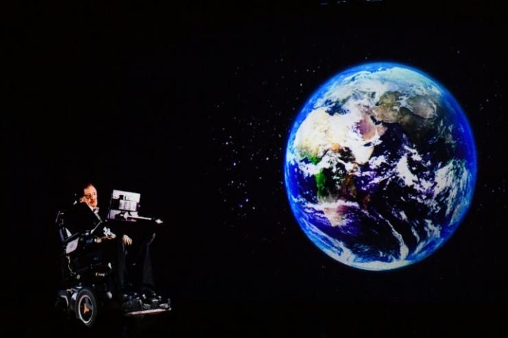 L'astrophysicien Stephen Hawking s'adresse à un public à Hong Kong lors d'une conférence par hologramme depuis son bureau de l'Université de Cambridge, le 24 mars 2017 