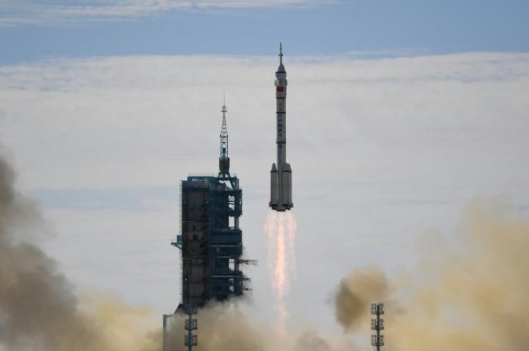 La fusée Longue-Marche 2F décolle de son pas de tir du Centre de lancement spatial de Jiuquan, le 17 juin 2021 en Chine © AFP Greg Baker