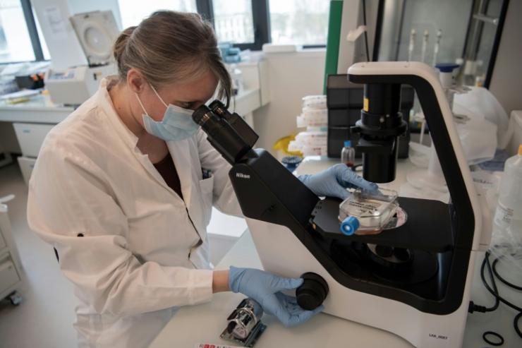 Une biologiste du laboratoire pharmaceutique OSE Immunotherapeutics le 31 mars 2021 à Nantes 