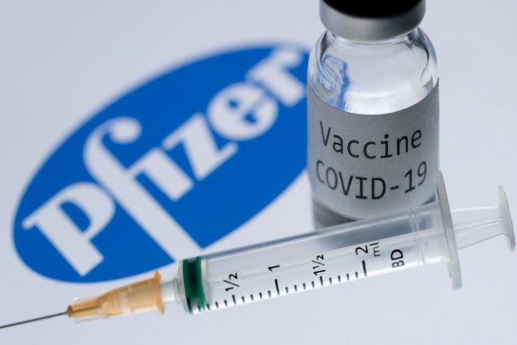 / Les adolescents recevront le vaccin de Pfizer/BioNTech © AFP/Archives Joël Saget 
