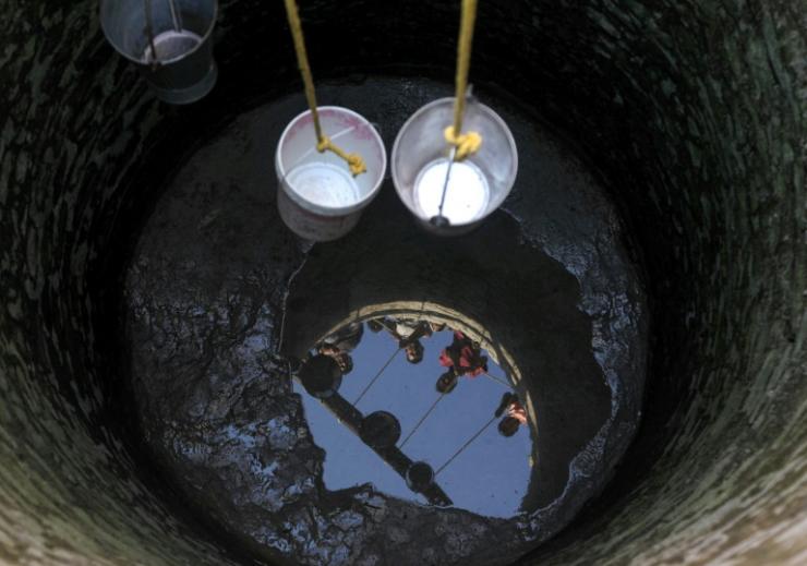Un puits dont le niveau d’eau ne cesse de baisser, dans le village de Padal, à 45 km de Jammu, dans le nord de l’Inde, le 2 juin 2019, lors d’une nouvelle vague de chaleur © AFP/Archives Rakesh Bakshi