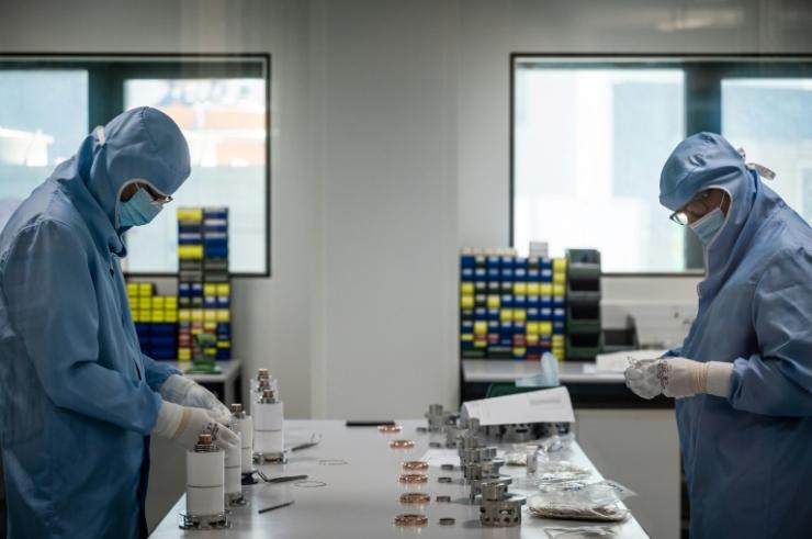 Des employés de Schneider Electric dans un laboratoire de la société, le 15 juin 2021 à Grenoble 
