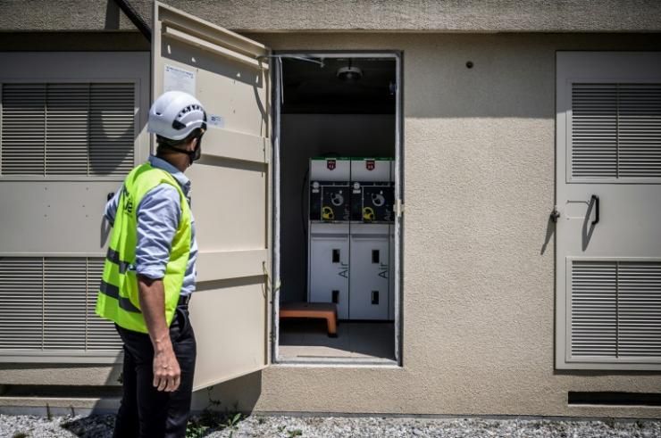 Un employé de GreenAlp, distributeur d'électricité de Grenoble, vérifie un poste électrique sans gaz SF6, le 15 juin 2021 à Grenoble 