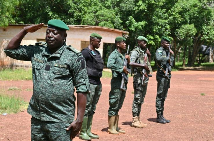 Des gardes forestiers ivoiriens se préparent à patrouiller dans la forêt classée de Téné, dans le Sud-Ouest de la Côte d'Ivoire, le 19 mai 2021 