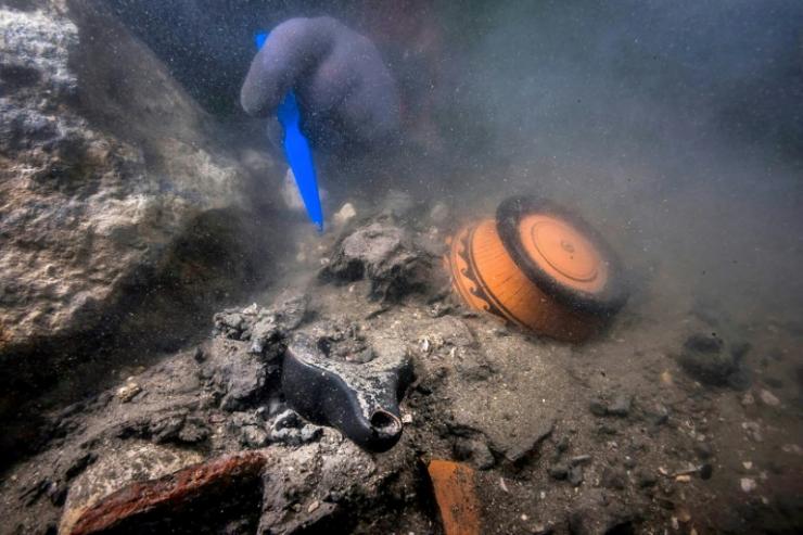 Plongeur mettant au jour des poteries dans la ville antique immergée d'Héracléion, photo publiée le 19 juillet 2021 © Egyptian Ministry of Antiquities/AFP