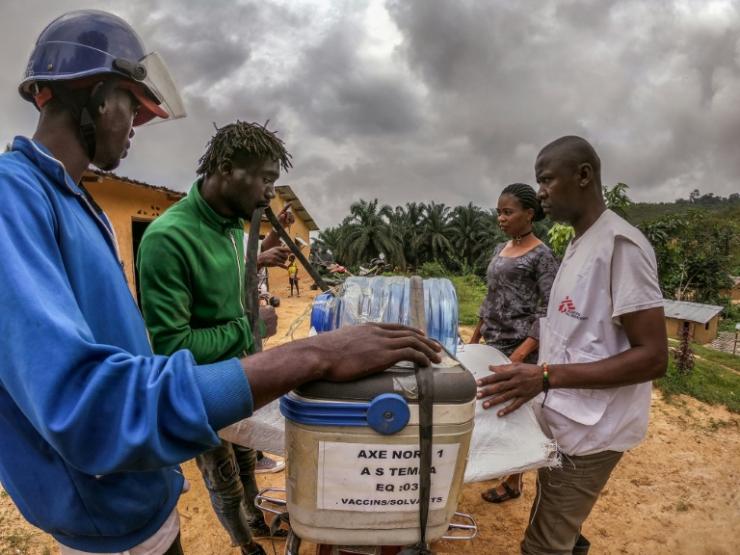 Des vaccins contre la rougeole sont chargés sur une moto pour être acheminés dans des zones rurales, à Temba, près de Seke Banza, das l'ouest de la République démocratique du Congo, le 3 mars 2020 © AFP Junior Kannah