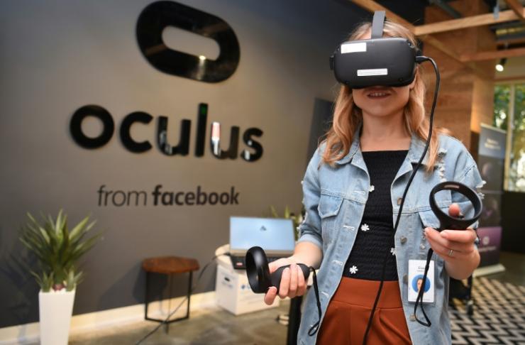 Une employée de Facebook porte un casque de réalité virtuelle Oculus en octobre 2019 à Menlo Park, en Californie 