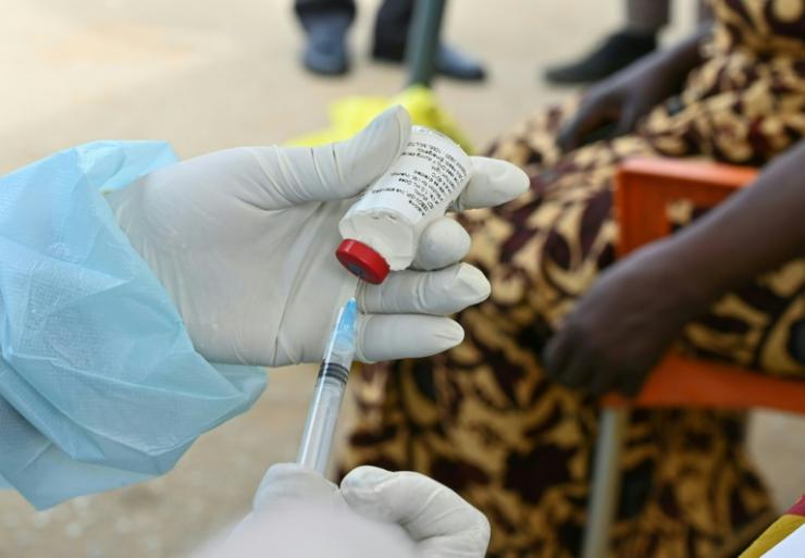Vaccination contre le virus Ebola, le 17 août 2021 à Abidjan, en Côte d'Ivoire 