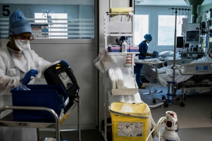 Des soignants dans l'unité de soins intensifs pour les patients atteints du Covid-19 de l'hôpital Lyon-Sud, le 8 septembre 2021 à Pierre-Bénite © AFP/Archives JEFF PACHOUD