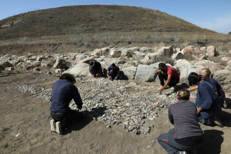 Des archéologues travaillent sur le site d'Usakli Hoyuka qui a permis la découverte d'un pavé vieux de 3.500 ans, considéré comme "l'ancêtre" des mosaïques méditerranéennes, le 21 septembre 2021 en Turquie © AFP Adem ALTAN