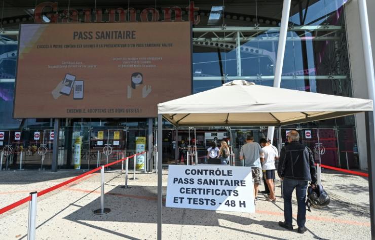 Point de contrôle du passe sanitaire à l'entrée du cinéma Gaumont Multiplex à Montpellier en France, le 29 juillet 2021 © AFP Pascal Guyot