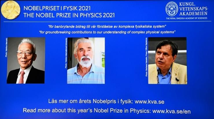Les trois lauréats du prix Nobel de physique (de g à d): l'Américano-japonais Syukuro Manabe, l'Allemand Klaus Hasselmann et l'Italien Giorgio Parisi apparaissent sur l'écran de l'Académie royale des sciences de Suède à Stockholm, le 5 octobre 2021 © AFP Jonathan NACKSTRAND