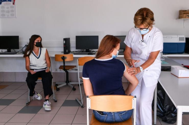 Une adolescente se fait vacciner dans un collège du Privas dans le sud-est de la France le 6 septembre 2021  © AFP Philippe Desmazes