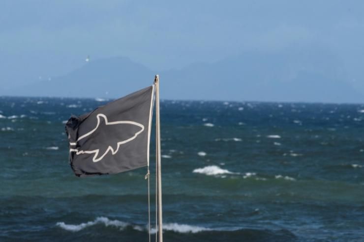 Un drapeau met en garde surfeurs et baigneurs contre la présence de requins sur une plage du Cap, en Afrique du Sud, en novembre 2020 © AFP/Archives RODGER BOSCH