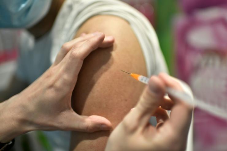 Une personne se fait vacciner contre le Covid-19 en juin 2021 à Paris © AFP/Archives Stéphane de Sakutin
