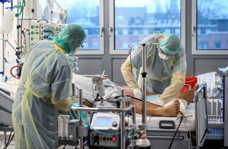 Un patient atteint du Covid est traité à l'unité des soins intensifs de l'hôpital universitaire de Bochum (ouest de l'Allemagne) le 16 décembre 2021 © AFP Ina FASSBENDER