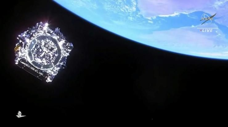 Image fournie par la Nasa, le 25 décembre 2021, du télescope spatial James Webb se séparant de la fusée Ariane 5 après le décollage du Centre spatial de Kourou, en Guyane © NASA TV/AFP -