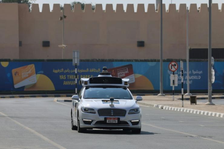 Un taxi sans conducteur de la société Txai, lors d'un essai public à Abou Dhabi, aux Emirats arabes unis, le 30 novembre 2021 © AFP Giuseppe CACACE