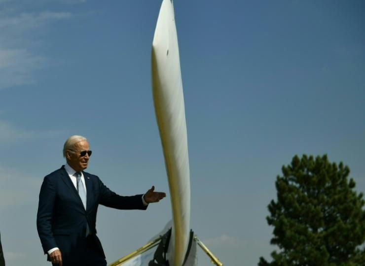 Le président Joe Biden devant une pale d'éolienne à Arvada, dans le Colorado, le 14 septembre 2021 © AFP/Archives Brendan Smialowski