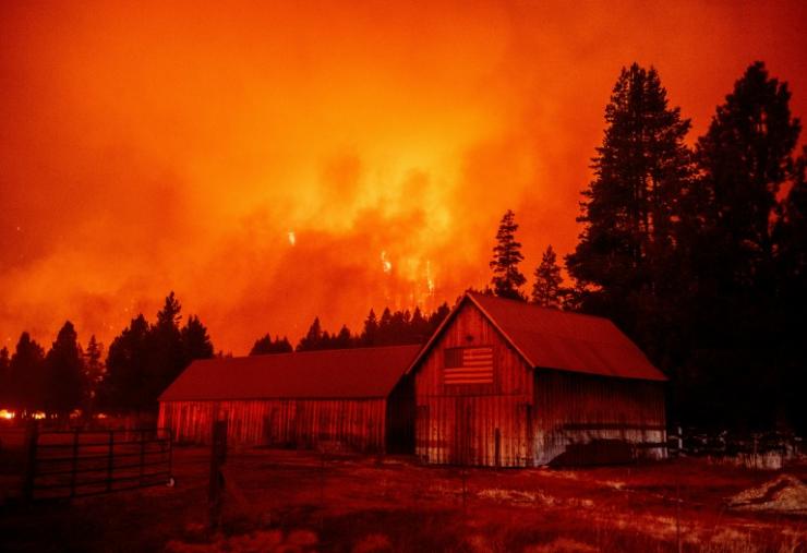 Les flammes du Caldor Fire ravagent plusieurs maison en Californie, le 30 août 2021 © AFP JOSH EDELSON