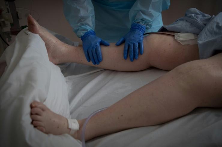 Une patiente atteinte du Covid-19 en soins intensifs dans un hôpital privé de Vannes, le 20 avril 2021 © AFP/Archives LOIC VENANCE