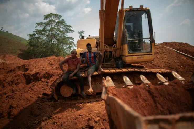 Des orpailleurs se reposent le 2 septembre 2021 à côté d'une mine d'or illégale à Sao Felix do Xingu, dans l'Etat du Para, au Brésil © AFP/Archives MAURO PIMENTEL
