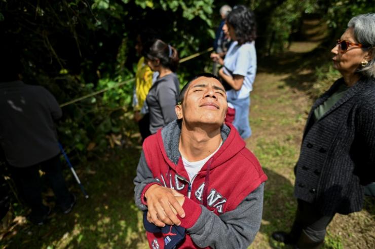 Des personnes aveugles écoutent les chants d'oiseaux dans la forêt de San Antonio, près de Cali, le 11 février 2022 en Colombie © AFP Luis ROBAYO