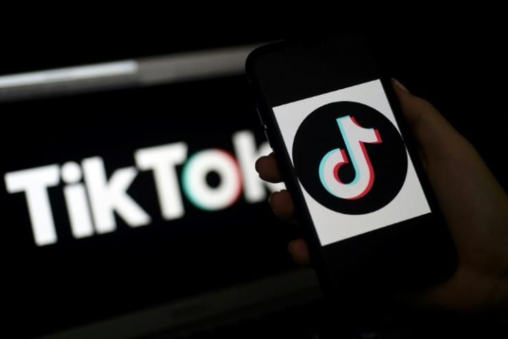 Le logo de TikTok sur l'écran d'un téléphone à Arlington, en Virginie, le 13 avril 2020 © AFP/Archives Olivier DOULIERY
