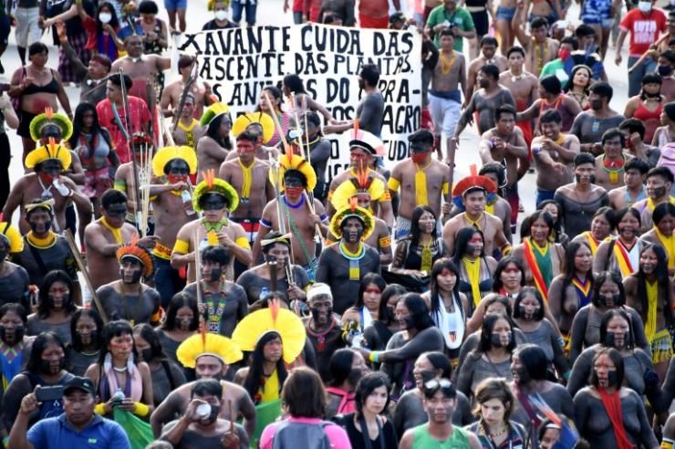 Des indigènes de différentes tribus manifestent à Brasilia pour la défense de leurs terres, le 9 avril 2022 au Brésil © AFP/Archives EVARISTO SA