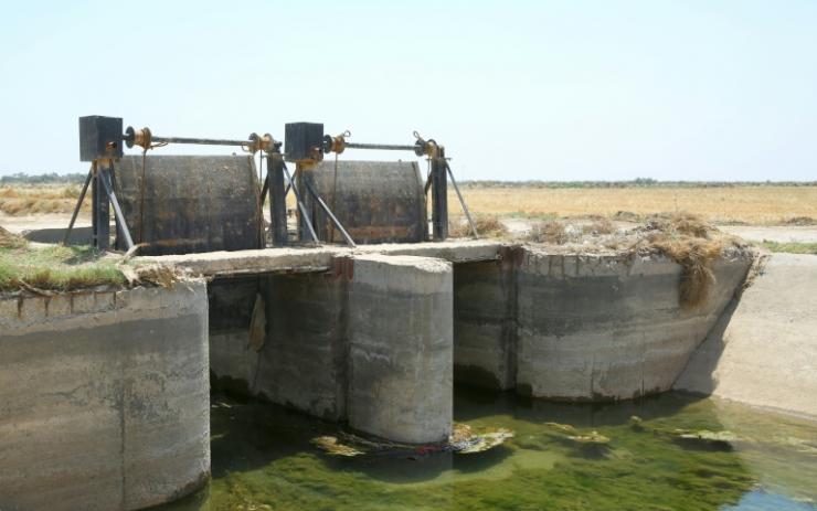Les eaux stagnantes dans le principal canal d'irrigation de Tharima, en Irak, le 26 avril 2022 © AFP Haidar INDHAR