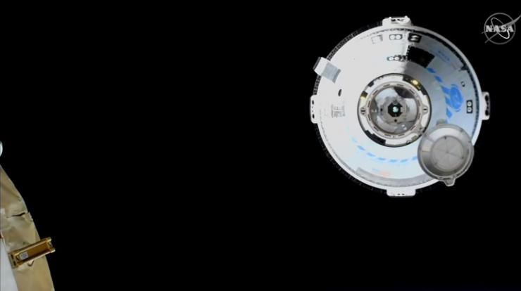 La capsule spatiale de Boeing, Starliner, à quelques mètres de la Station spatiale internationale, lors d'un vol d'essai non habité le 20 mai 2022 © NASA TV/AFP -