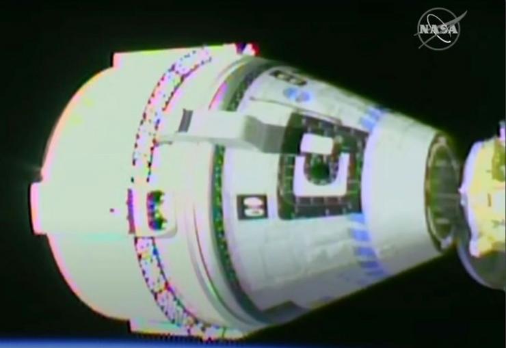 La capsule spatiale de Boeing, Starliner, à quelques mètres de la Station spatiale internationale, lors d'un vol d'essai non habité le 20 mai 2022 © NASA TV/AFP