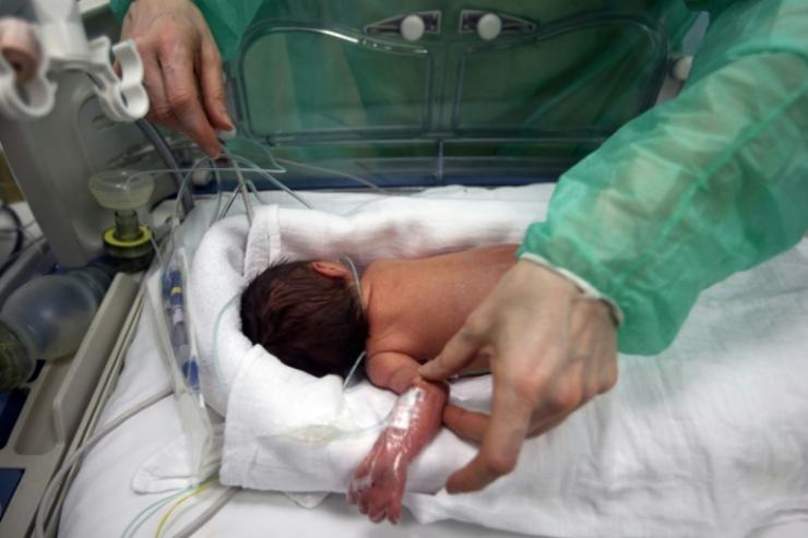 Un nouveau-né prématuré dans le service de néonatalité de l'hôpital Delafontaine à Saint-Denis en Seine-Saint-Denis, le 19 mars 2013 © AFP/Archives Joël SAGET