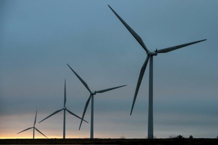 La part des énergies renouvelables dans la consommation énergétique mondiale a stagné en 2021, dépassée par le rebond des combustibles fossiles après le Covid © AFP/Archives Andy Buchanan