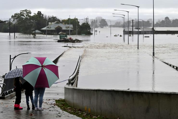 Des habitants constatent les inondations après des pluies torrentielles à Windsor, près de Sydney, en Australie, le 4 juillet 2022 © AFP Saeed Khan