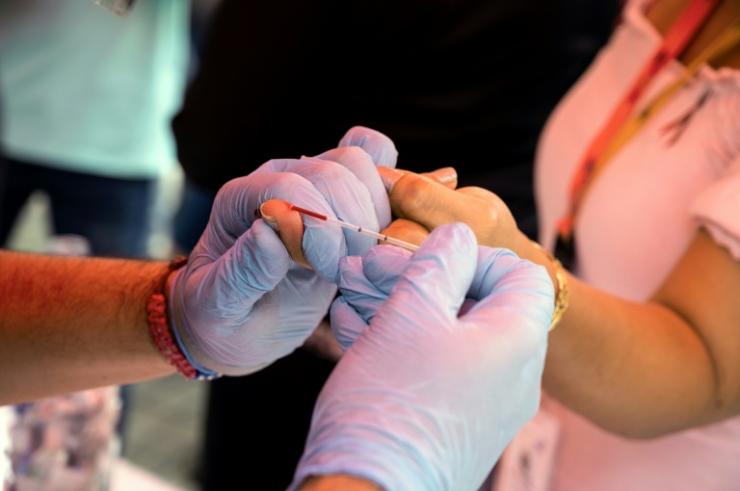 Test rapide de dépistage du sida le 3 décembre 2021 à Caracas © AFP/Archives Yuri Cortez