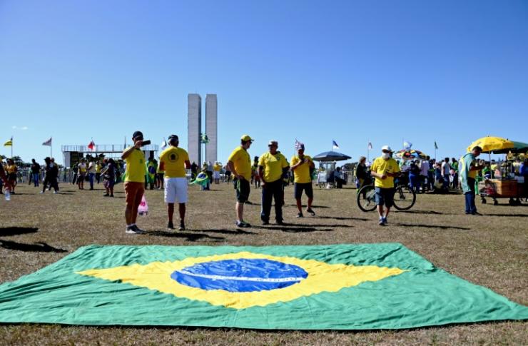 Des manifestants sont rassemblés devant le Parlement brésilien, le 1er mai 2022, à Brasilia © AFP Evaristo Sa