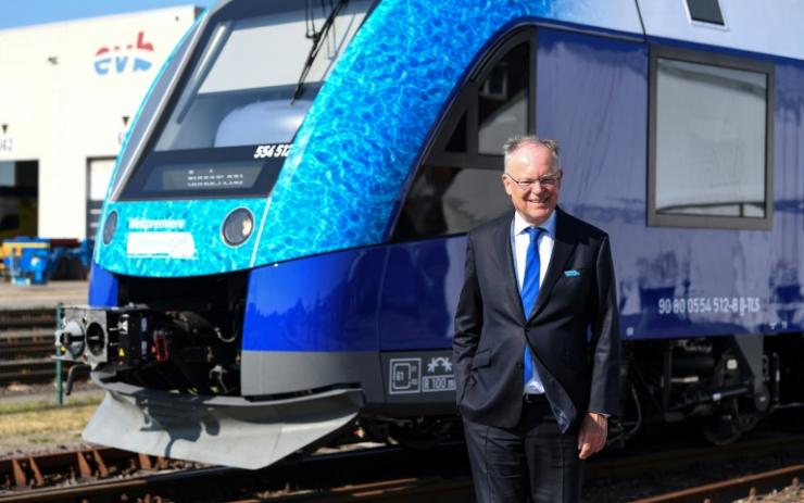 Le Premier ministre du land de Basse-Saxe, Stephan Weil, pose devant un train à hydrogène, le 24 août 2022 à Bremervorde, en Allemagne © AFP CARMEN JASPERSEN