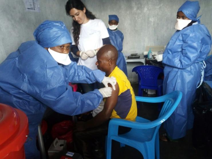 Séance de vaccination contre le virus Ebola dans les locaux de Médecins sans frontières (MSF) à Goma, dans l'est de la RD Congo, le 14 novembre 2019 © MSF/AFP