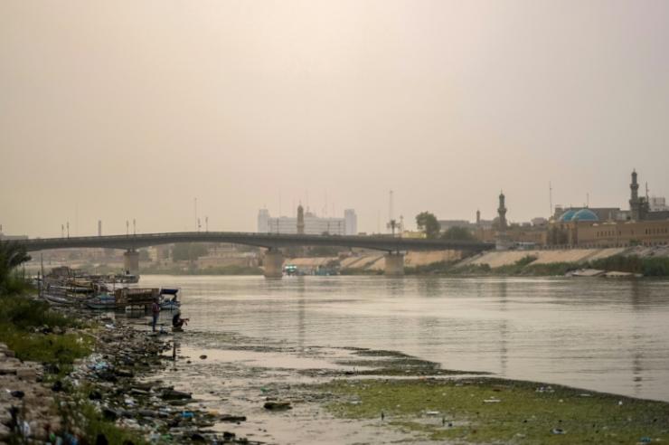 A Bagdad, les dépôts sableux, n'étant plus charriés vers le sud faute de débit, se sont accumulés au fond du Tigre. Le 23 septembre 2021 © AFP/Archives Ayman HENNA