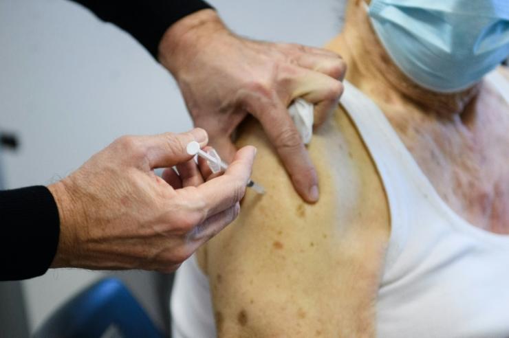 La campagne de rappel anti-Covid avec les nouveaux vaccins adaptés à Omicron démarrera le 3 octobre, une fois que la France en aura reçu les premières doses, a annoncé le ministre de la Santé © AFP/Archives Clement Mahoudeau
