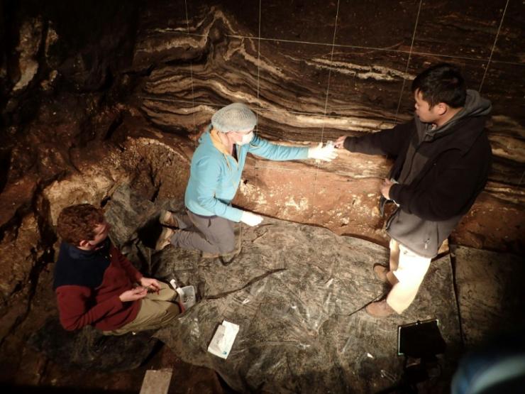 3-	Des scientifiques collectent des fragments dans la grotte de Denisova en Sibérie, le 23 juin 2021 © Dr Richard G. Roberts/AFP