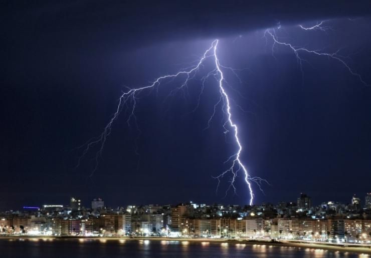 Eclair pendant un orage à Montevideo, le 27 août 2022 © AFP Mariana Suarez