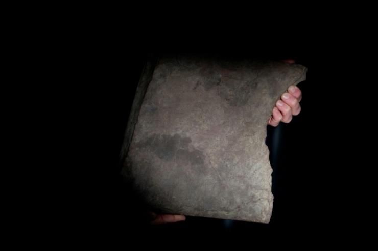 La runologe Kristel Zilmer présente la plus vieille pierre runique au monde, gravée il y a près de deux millénaires, le 17 janvier 2023 à Oslo, en Norvège © NTB/AFP Javad Parsa