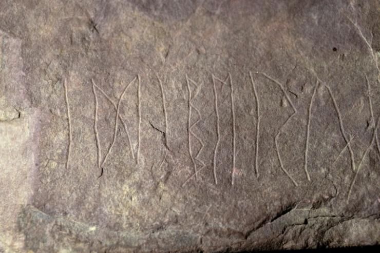 La plus vieille pierre runique au monde, gravée il y a près de deux millénaires, présentée le 17 janvier 2023 à Oslo, en Norvège © NTB/AFP Javad Parsa