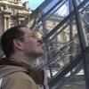 Un physicien à la pyramide du Louvre