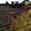 tracteur epandant des pesticides dans un champ