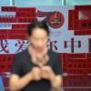 Une utilisatrice de portable en Chine, où le gouvernement a imposé à partir du 1er décembre 2019 un enregistrement par reconnaissance faciale des acheteurs de nouveau numéro de téléphone © AFP/Archives WANG ZHAO