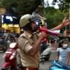 Un policier appelle les passants à se disperser dans un quartier commercial à Bangalore, le 14 juillet 2020, où des zones de reconfinement sont décrétées © AFP Manjunath Kiran