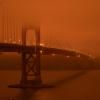 Les lumières des ponts et des villes de la baie de San Francisco sont restés allumés toute la journée de mercredi à cause de la fumée des feux de forêt qui empêche les rayons du soleil de passer © AFP Harold Postic